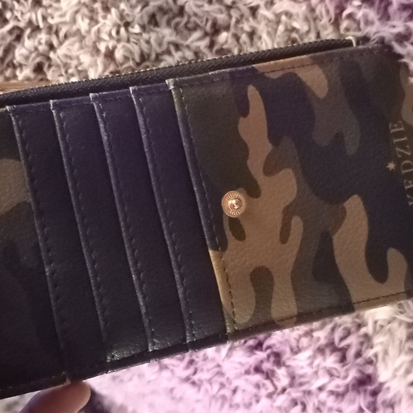 A wallet I  don't need anymore. - Picture 3 of 4
